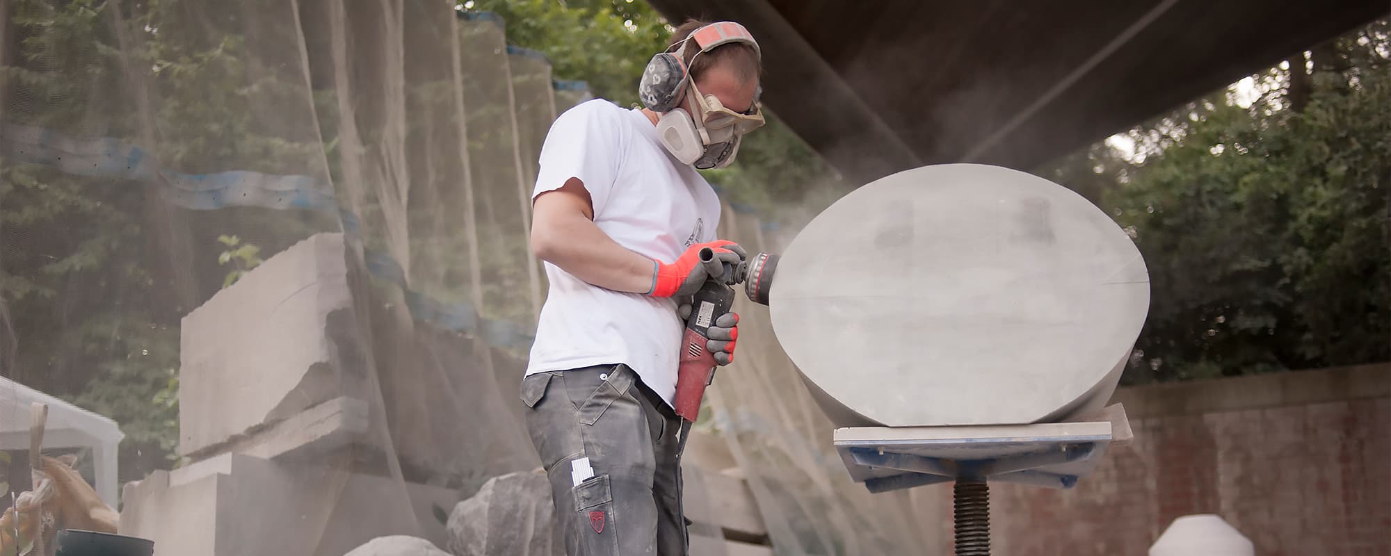 Steinmetz bei der Arbeit mit Naturstein