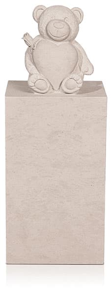 Kindergrabstein eckige Stele – Atlantic Beige mit Ornament 9990*³ Bär mit Herz